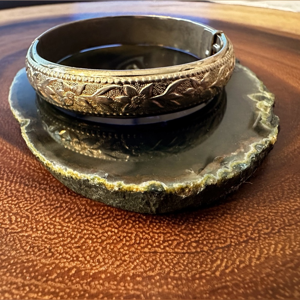 VINTAGE 70’s Whiting and Davis hinged bracelet.